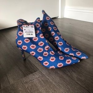 Quirky Zara Sock Booties w/ Lip Print - NWT